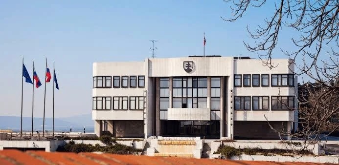 Poslanci pokračujú v rozprave k zrušeniu voľby poštou