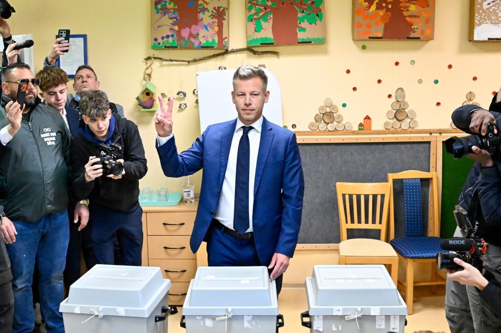 Péter Magyar a Viktor Orbán už odovzdali svoj hlas, začínajú sa objavovať obvinenia z volebných podvodov