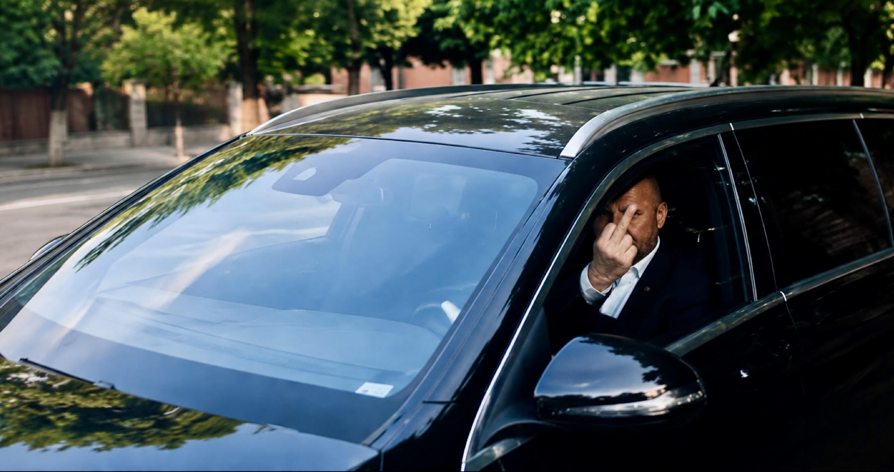 „Takto vyzerá typický ukrajinský kolaborant, ktorý Ukrajine daroval slovenskú techniku.“ Marek Šoun konfrontoval lídra Demokratov Jaroslava Naďa a poukázal na jeho „luxusný Mercedes“. Exminister ukázal prostredník.